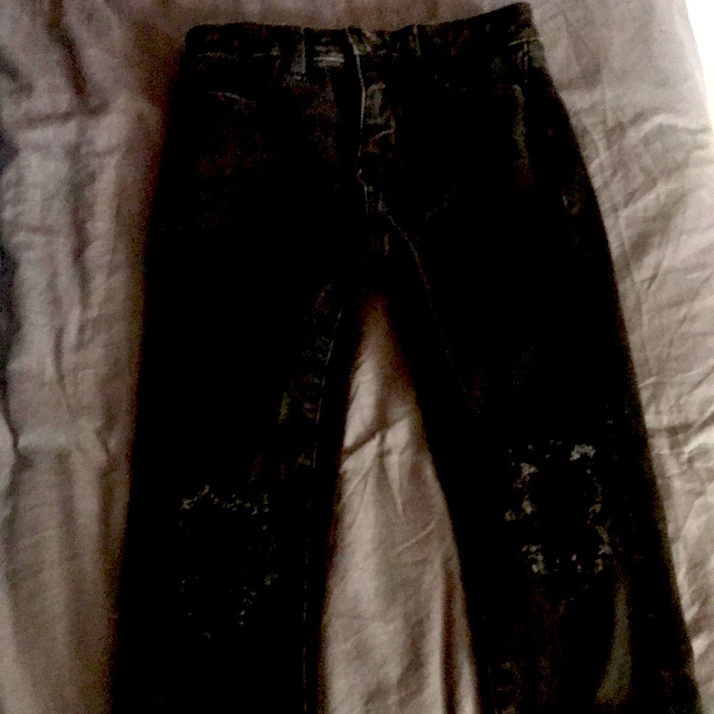 Women’s cropped jeans.
